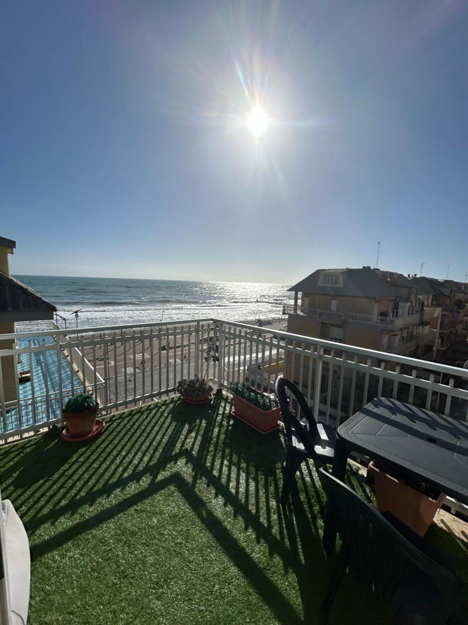 Front Sea Luxury Lido di Ostia Exterior foto