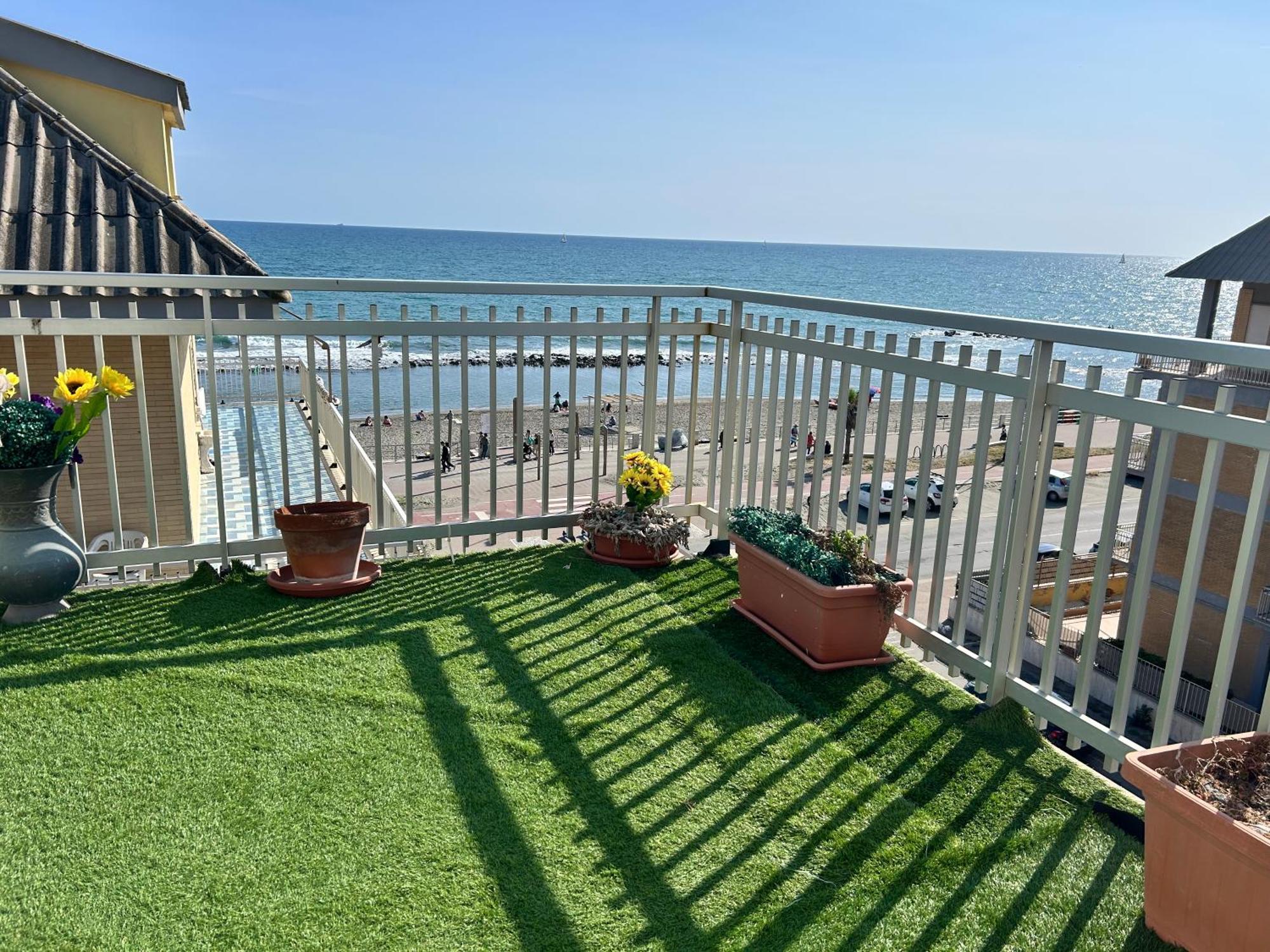 Front Sea Luxury Lido di Ostia Exterior foto