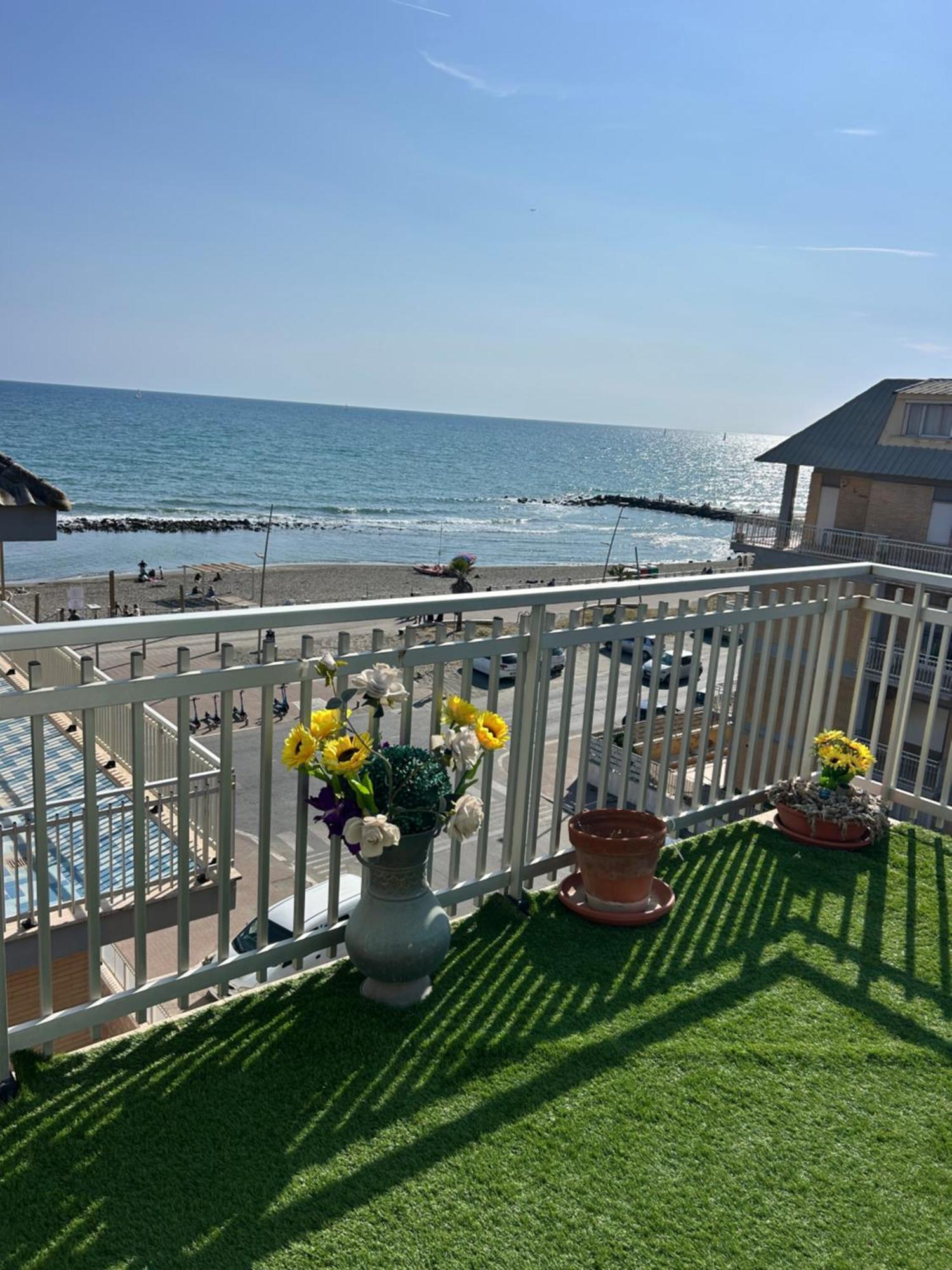 Front Sea Luxury Lido di Ostia Exterior foto